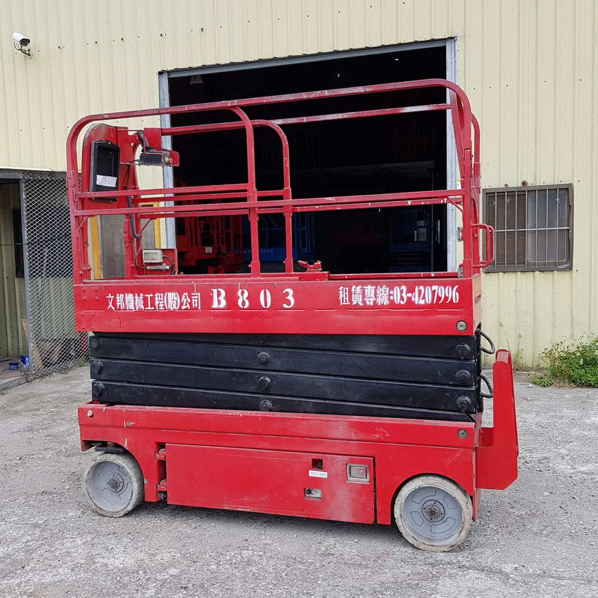 8M 窄型 自走式剪刀作業車實車照片，第 1 張